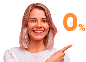 Девушка с брекетами
